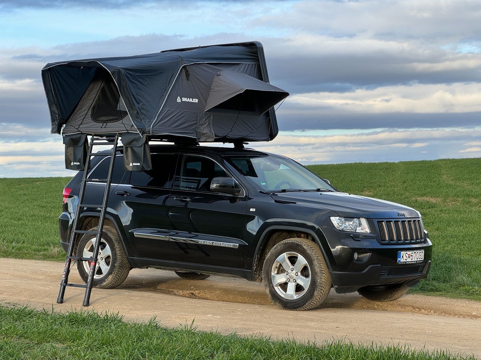 Namiot dachowy otwierany na bok (SNAILER Abis) zamontowany na Jeepie Grand Cherokee