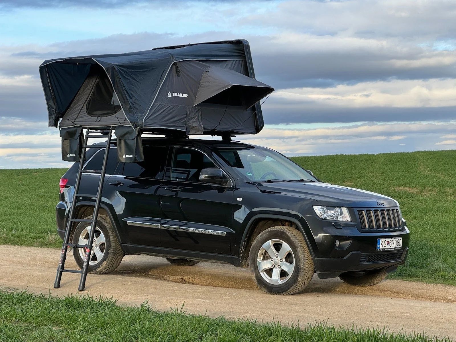 Namiot dachowy otwierany na bok (SNAILER Abis) zamontowany na Jeepie Grand Cherokee