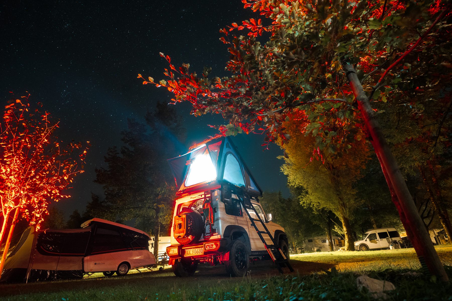 Podświetlony namiot dachowy Snailer na kempingu nocą